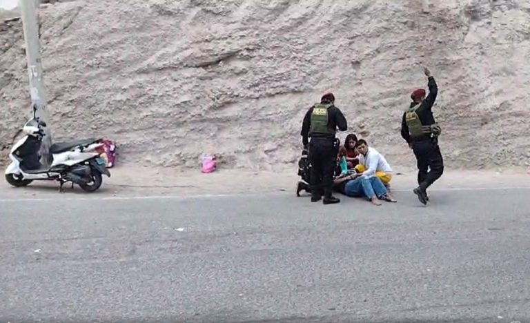 Mujer cae de motocicleta y resulta mal herida