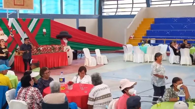 Punta de Bombón: municipio realiza agasajo navideño para adultos mayores