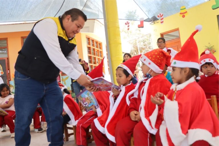 Alcalde Cárdenas entregó más de 800 kits escolares