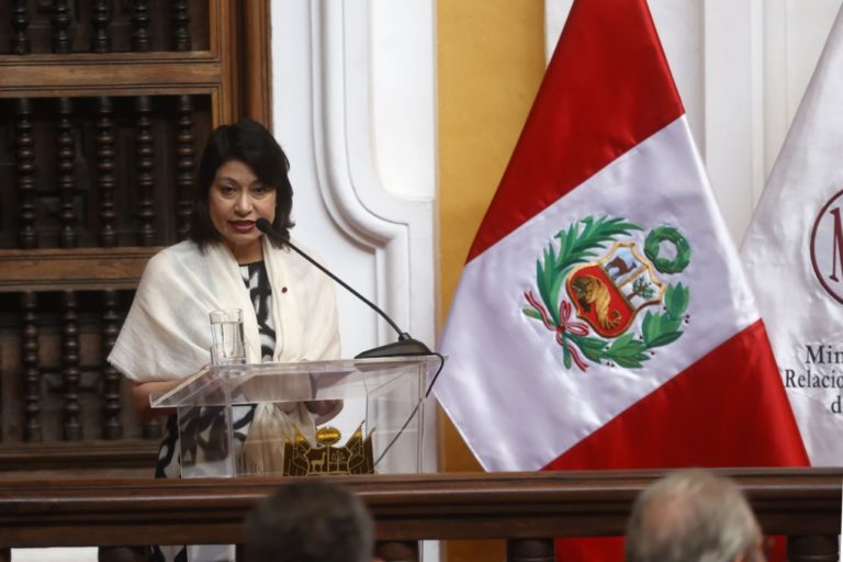 Gobierno otorga salvoconducto a Lilia Paredes y sus dos hijos para asilarse en México