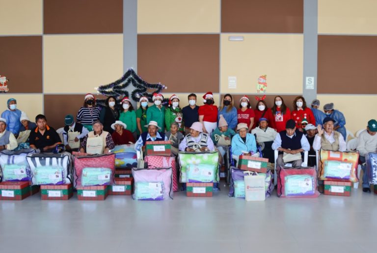 Aporte solidario por navidad en el asilo San Pedro de Tacna