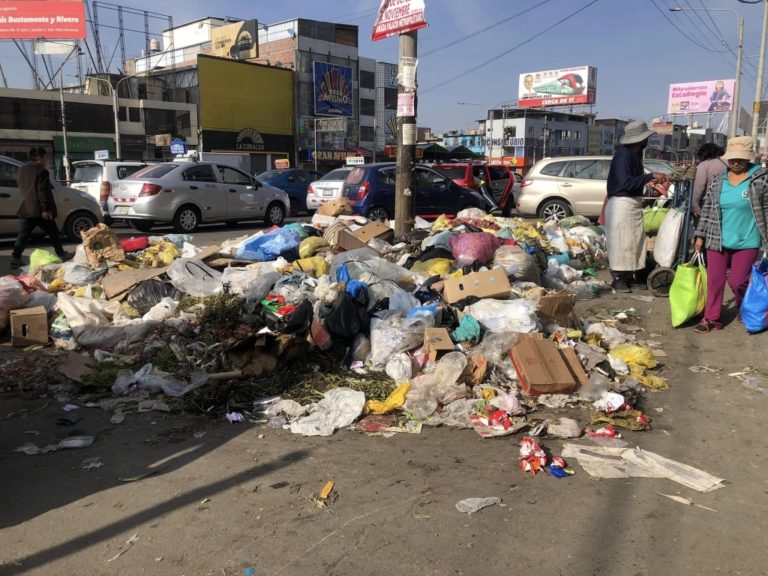 Toneladas de basura están regadas en las calles de Arequipa
