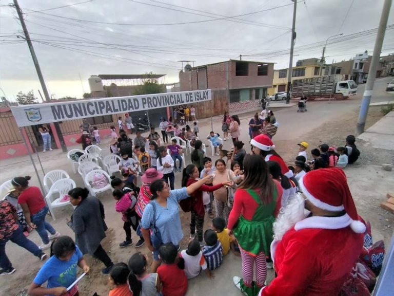 Mollendo: “Los Tritones” entregan show navideño y regalos a un centenar de niños