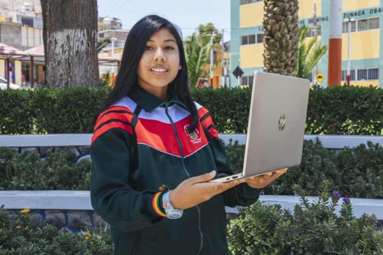 Cerro Verde organizó concurso de cuentos y premió a estudiantes con laptops