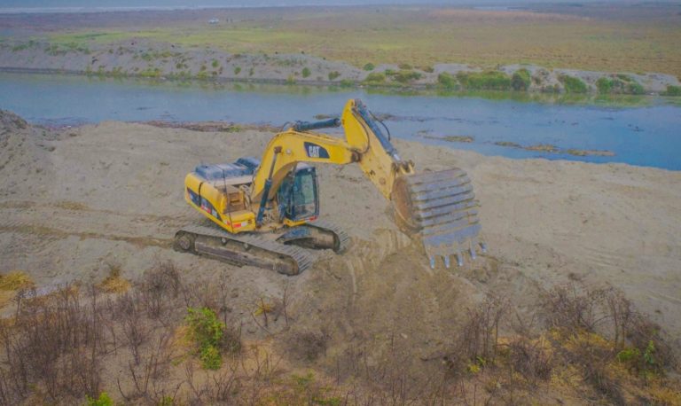 Punta de Bombón: realizan trabajos de descolmatación y encauzamiento del río Tambo