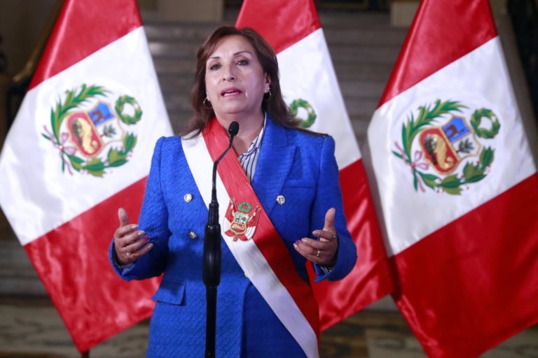 Presidenta Dina Boluarte propone adelanto de elecciones para abril de 2024