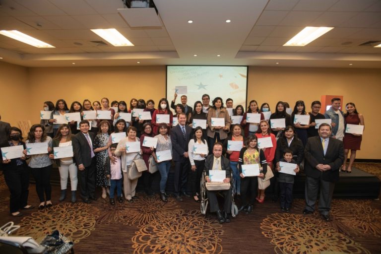 DreamBuilder: Más de 340 mujeres arequipeñas culminaron estudios de gestión empresarial