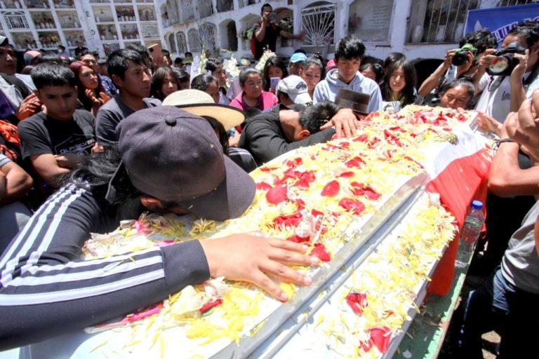 ¡Ni un muerto más!