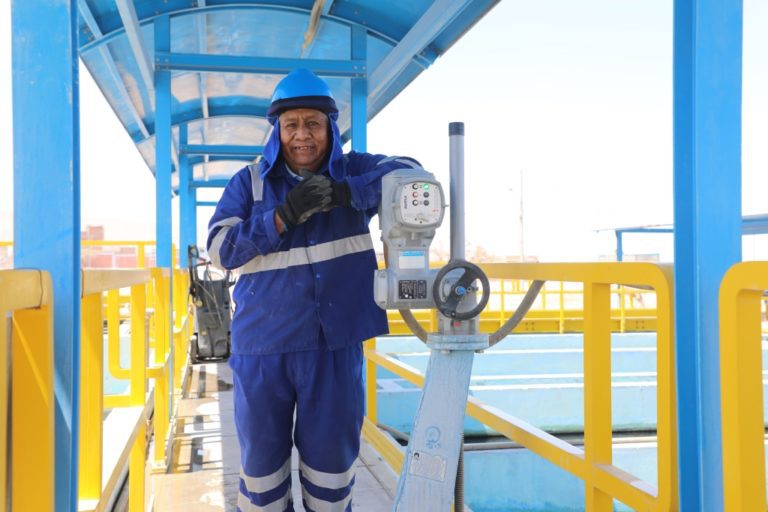 Conoce al ‘Aquamán’ de Chen Chen, el hombre que desde hace más de 4 décadas limpia el agua que toman los moqueguanos