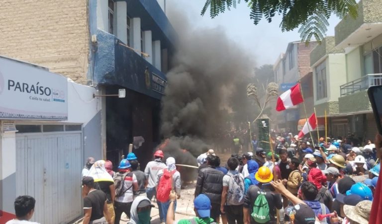 Manifestantes incendiaron sede de la Fiscalía y Poder Judicial en Camaná