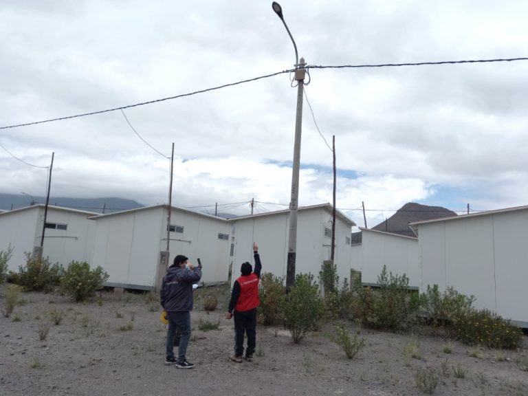 Detectan irregularidades en contrato para electrificación de módulos de damnificados del volcán Ubinas 