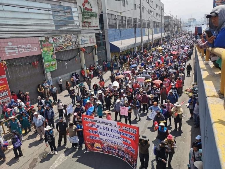 Arequipa: FFAA despejan vías, pero siguen las manifestaciones