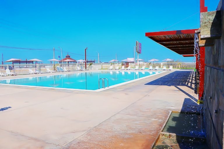 Piscina de Punta de Bombón cuenta con nuevo equipamiento