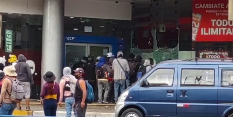 Vandalismo en Arequipa: Destruyen y saquean oficinas de Claro y del BCP