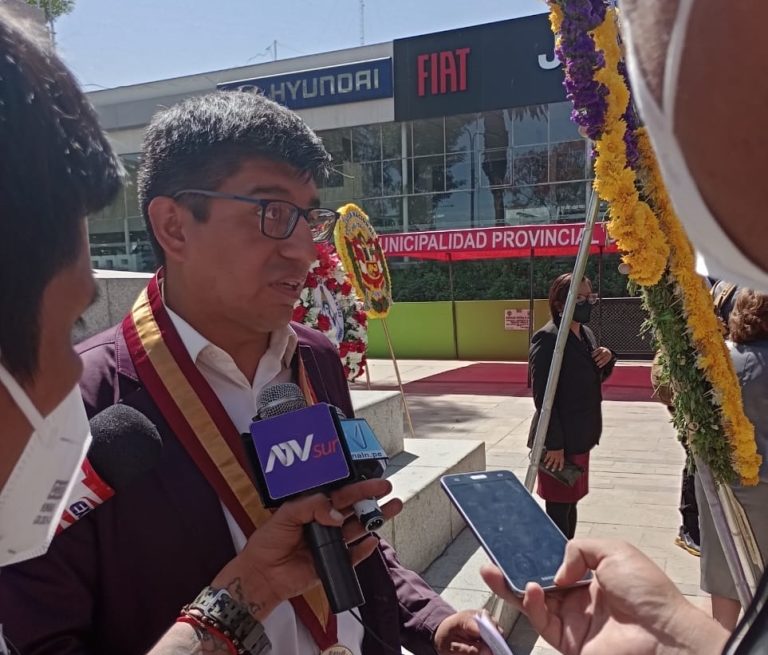 El prefecto regional de Arequipa renunció al cargo en medio de la crisis social y política