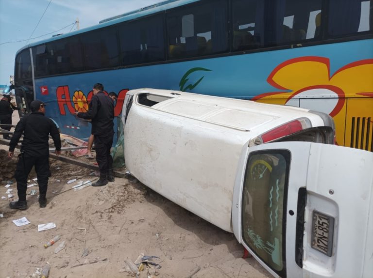Choque de bus de empresa Flores con camioneta deja dos heridos