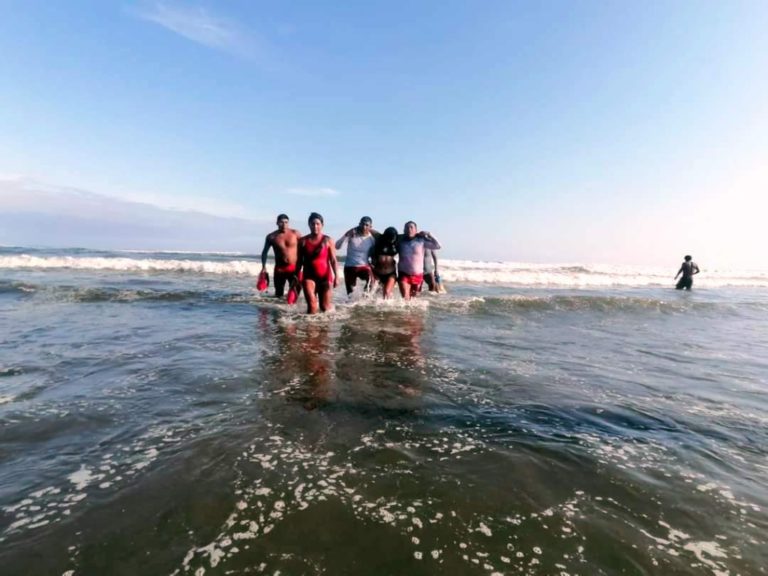 Ilo: Dos bañistas salvan de morir ahogados en la playa Pozo de Lisas