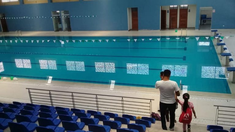 Entregan distintivo de “saludable” a piscina de I. E. Deán Valdivia en Mollendo