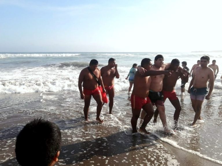 Policía de Salvataje rescató a 2 bañistas en las playas de Ilo