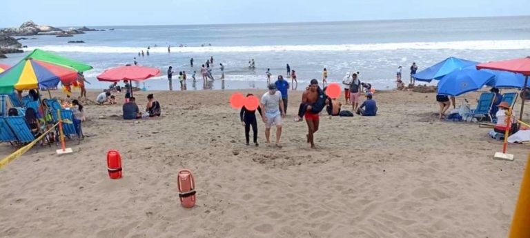 Ilo: Policía rescata a cuatro bañistas en playa Boca del Río
