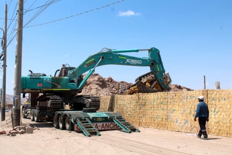 Caterpillar se voltea mientras realizaba movimientos de tierra