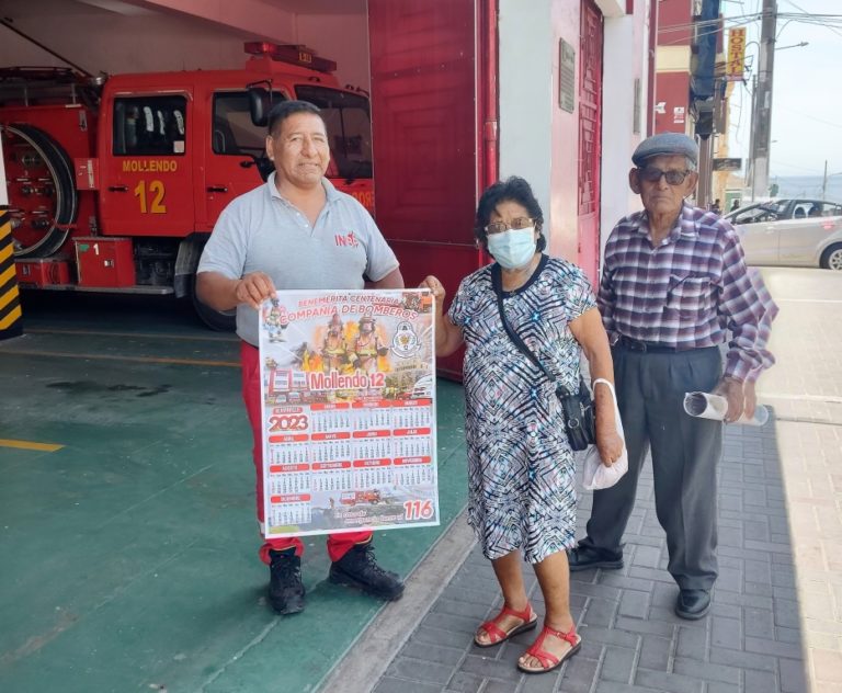 Comité de damas pro-bomberos de Mollendo vende calendarios 2023