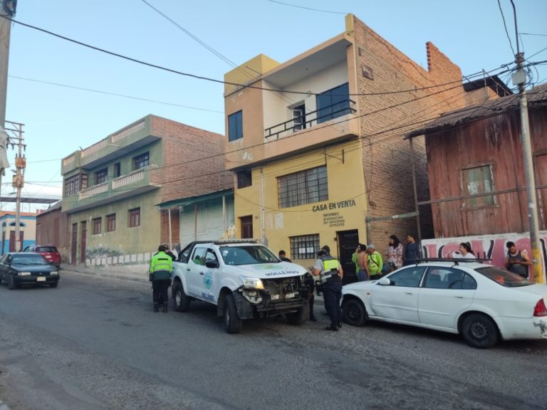 Calle Huamachuco: camioneta de serenazgo impacta contra auto estacionado