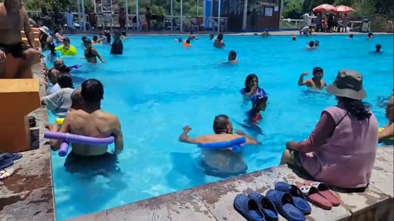 Adultos del albergue “Fernando Carbajal” visitaron piscina de Mejía