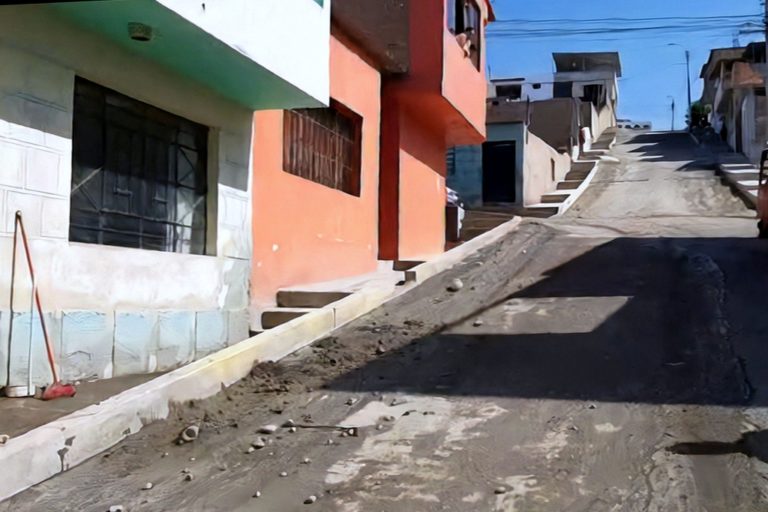 Mollendo: Desatoro de buzón ocasiona derrame de aguas servidas en calle de Villa Lourdes