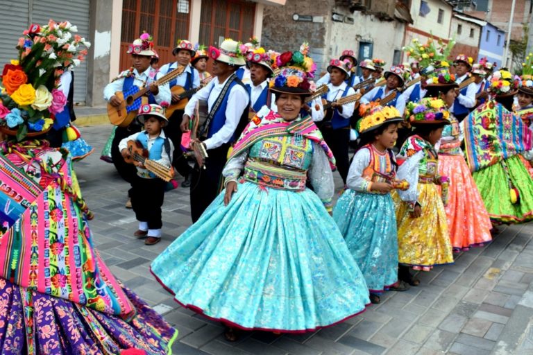 Fiesta con las delegaciones de carnavales en el distrito de Carumas