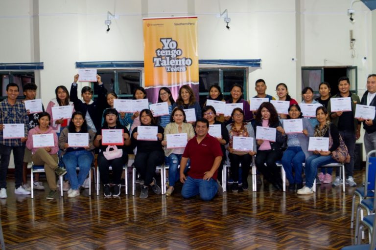 Certifican a maestros y jóvenes que participaron en talleres de teatro de Southern Perú