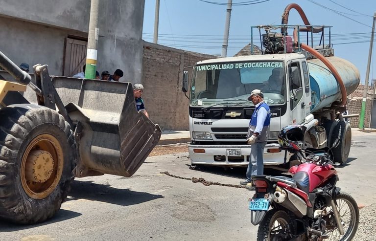Cocachacra: Cisterna de la municipalidad se hunde en forado de la calle Tacna