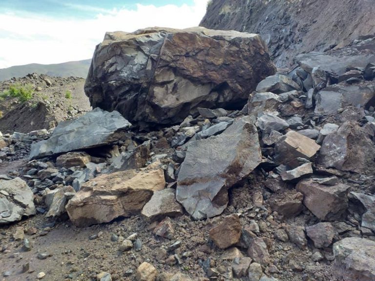 Chojata incomunicada por derrumbes de rocas en vías de ingreso
