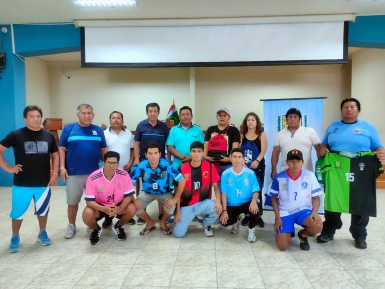 Cocachacra: Entregan uniformes completos a equipos de futbol de primera división