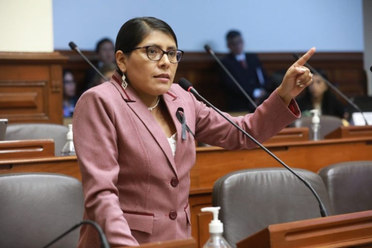 Denuncian a Margot Palacios por decir que el “Perú vive en una dictadura militar”
