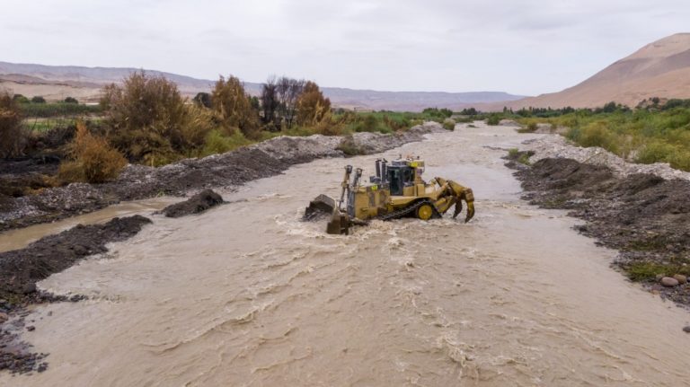Moquegua: Southern apoya emergencia por lluvias con tractor, operadores y combustible