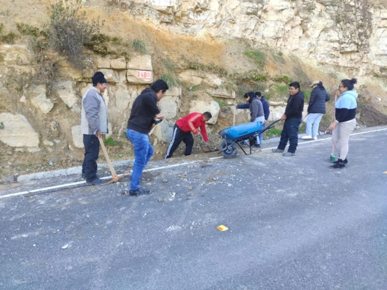 Trabajadores del municipio de Carumas realizaron limpieza de vía de acceso a Cambrune y Somoa