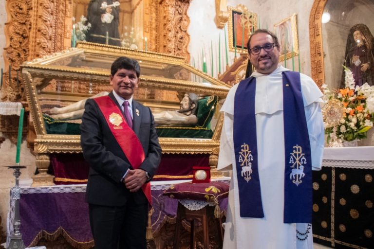 Arequipa entregó la medalla de oro al Cristo Yacente del Santo Sepulcro
