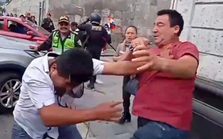 Congresista Edwin Martínez fue agredido por manifestante