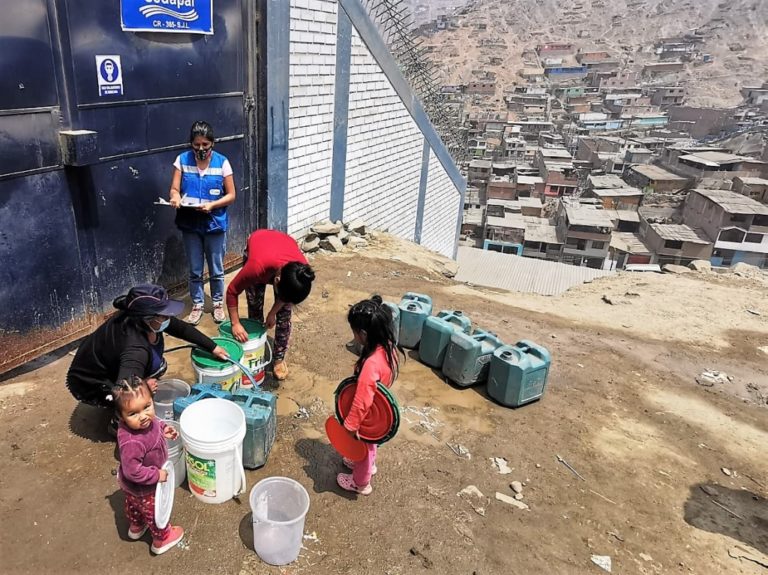Mujeres sin acceso a la red pública destinan 2 horas diarias para recoger y cargar agua