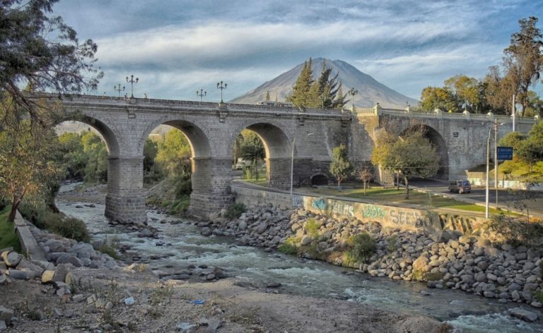 Arequipa: base del puente Grau en alerta por fuerza del caudal del río Chili