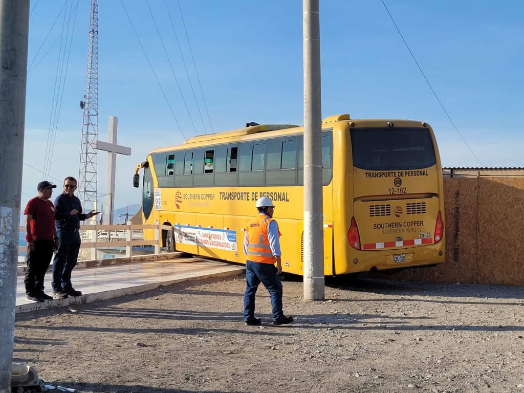 Bus De Transporte De Personal Se Estrella Contra Barandas De Malecón De Enace 1607