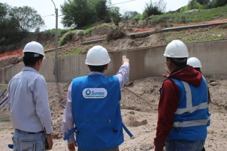 Sunass verifica labores tras deslizamiento en planta de tratamiento de agua en Torata