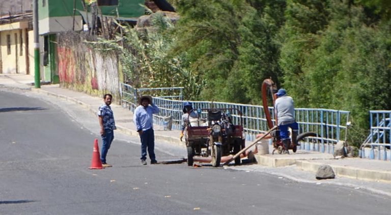Cocachacra: personal de Sedapar vertió aguas servidas a canal de regadío en Santa María