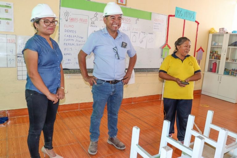 Deán Valdivia: alcalde visita instituciones educativas