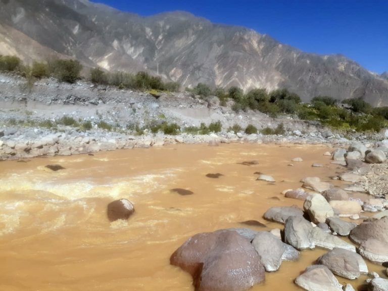 Reportan que río Tambo presenta nuevamente coloración amarillenta