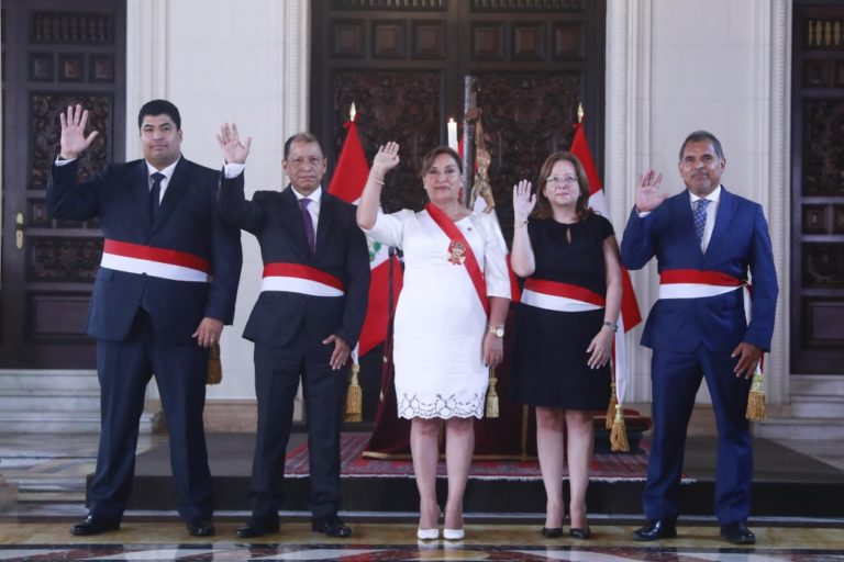 Dina Boluarte tomó juramento a cuatro nuevos ministros