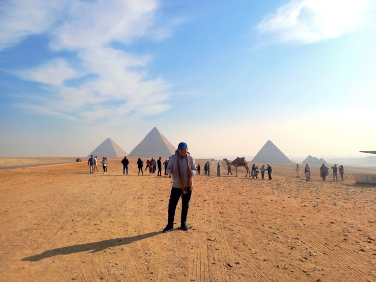 Al pie de las pirámides