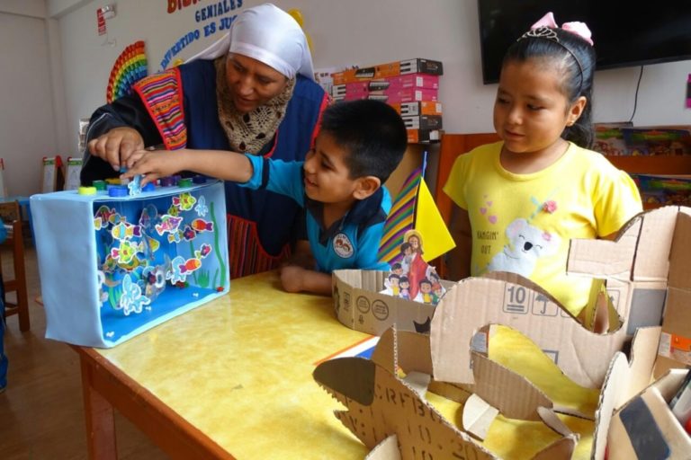 Escolares usuarios de Qali Warma promueven reciclaje y crean material educativo por Semana Santa