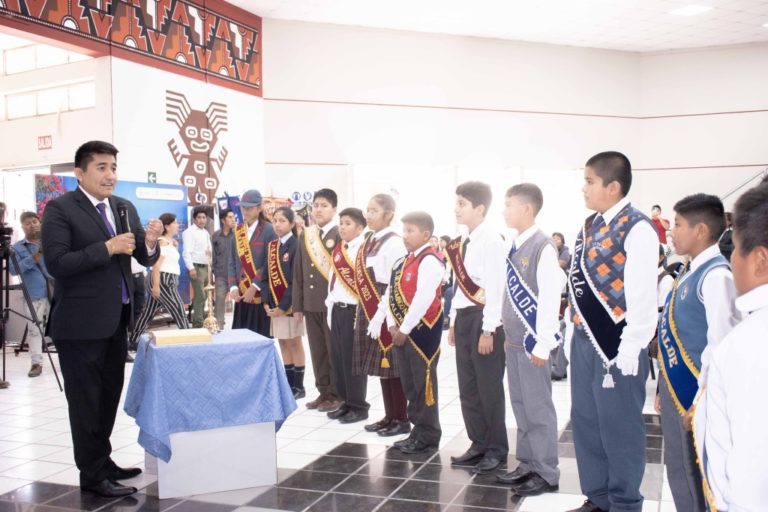 Alcalde provincial juramenta a municipios escolares de instituciones educativas de Ilo